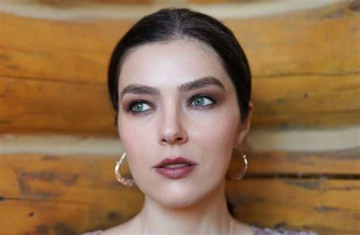 Adrianne Curry Height, Weight, Measurements, Bra Size, Shoe Size